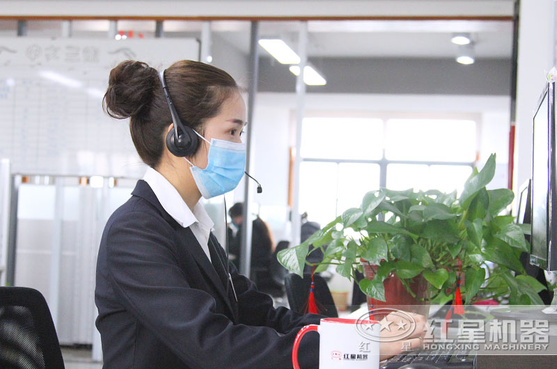 24小時(shí)客服全身心工作，用專(zhuān)注點(diǎn)亮了責(zé)任