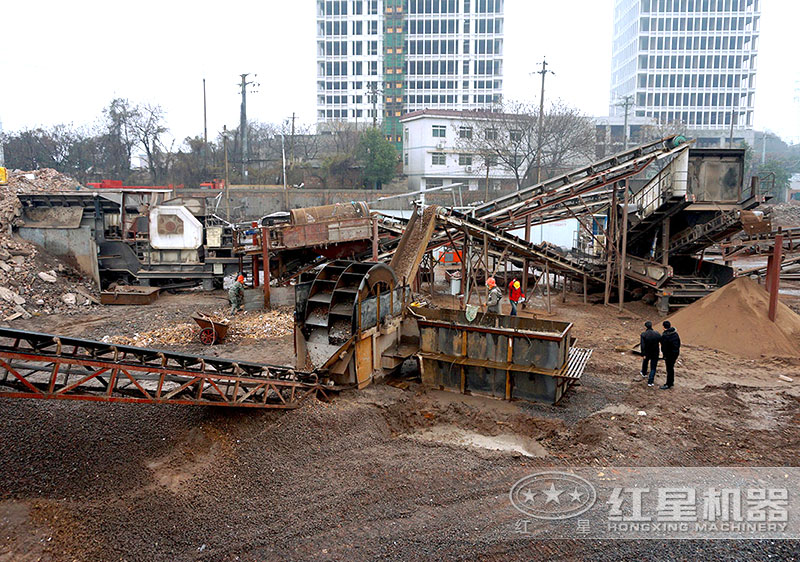 建筑垃圾制沙現(xiàn)場，配置車載制沙機